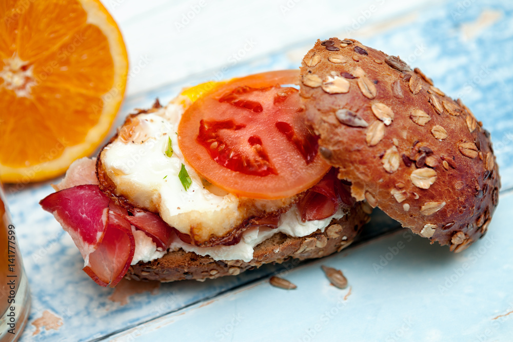 Integral bun stuffed with eggs, bacon and ham-Chrono diet Integral bun stuffed with eggs, bacon and ham-Chrono diet