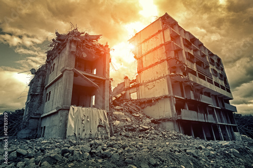 Canvas Print Post-apocalyptic destroyed building in city
