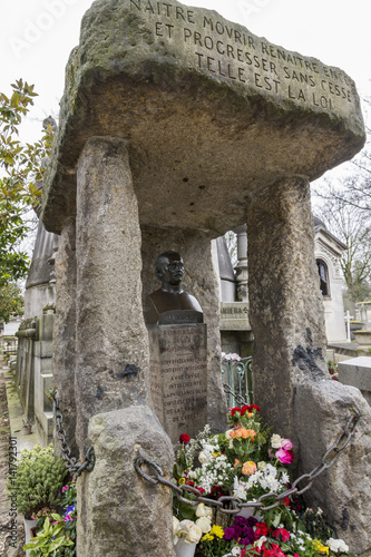 Tombe de Allan Kardec / Cimetière du Père Lachaise / Paris photo