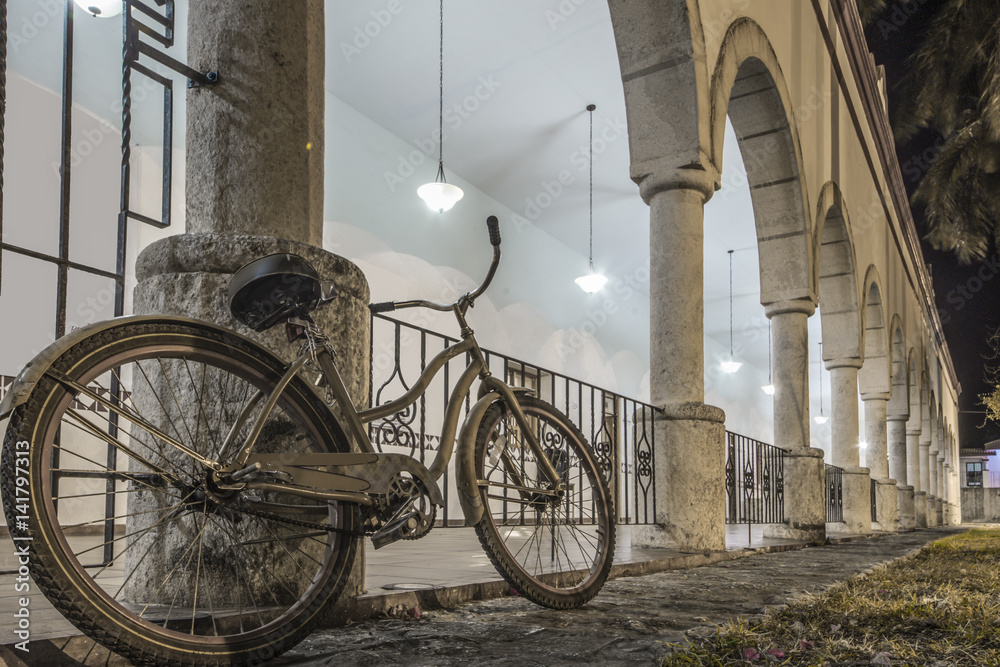 Fahrrad, Nacht, Säulengang