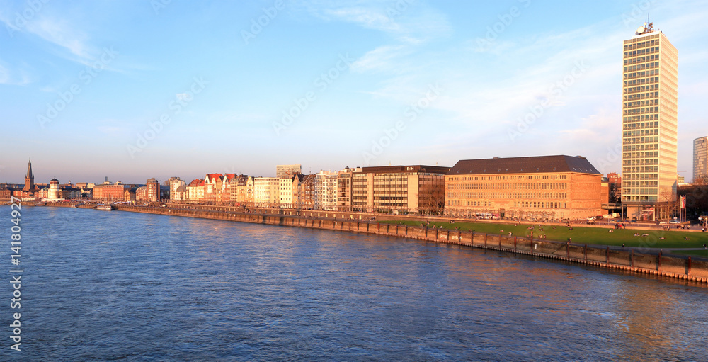 Naklejka premium Rhein und Düsseldorf, Rheinuferpromenade