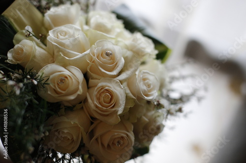 bouquet di rose bianche photo
