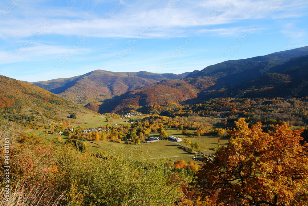Paysage d'automne dans les Pyrénées audoises, Occitanie dans le sud de la France