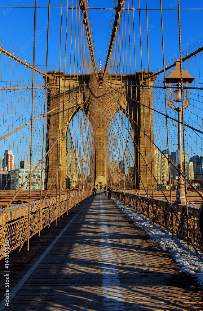Fototapeta premium Gwiazdy i pasy latające na Brooklyn Bridge