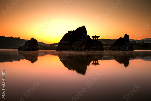 대한민국 충북 단양에 있는 도담삼봉.