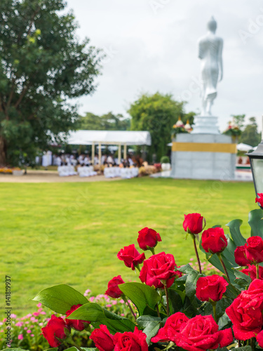 Red roses with Buddha statue background © Photogrape