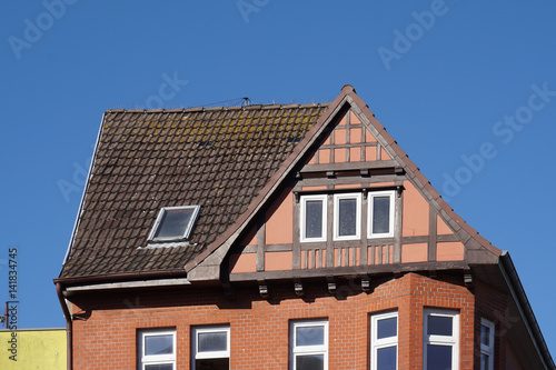 Fenster in einer Fassade eines Hauses