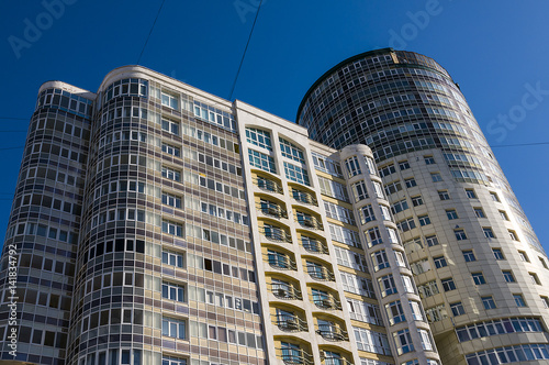 22.03.2017 года. Россия, Свердловская область, город Екатеринбург, фрагмент фасада здания на фоне голубого неба. Современная архитектура бизнес класса.