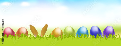 Ostereier und Osterhase im Gras