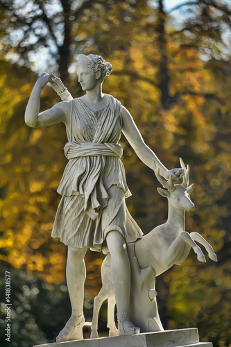 фотографія A statue of the mythological huntress Diana.