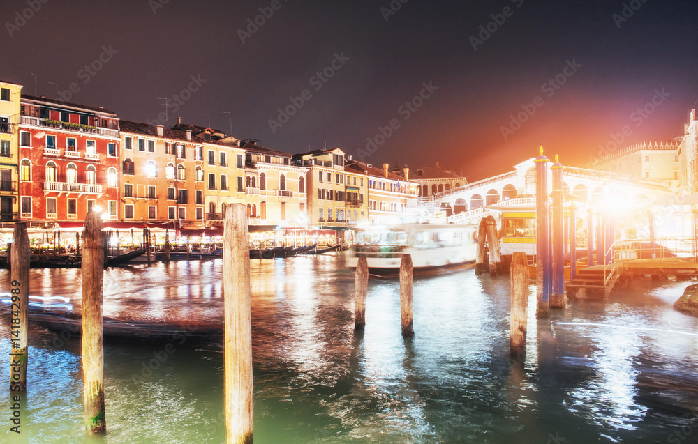 Fototapeta premium City landscape. Rialto Bridge Ponte Di Rialto in Venice, Italy at night. Many tourists visiting the beauty of the city throughout the year