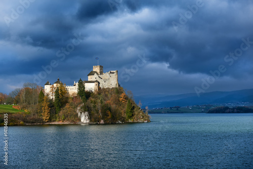 Fototapeta Naklejka Na Ścianę i Meble -  Zamek w Niedzicy nad Jeziorem Czorsztyńskim 
