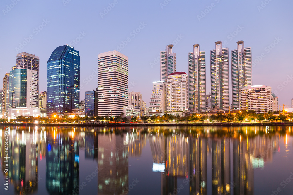 Naklejka premium Park Benjakitti w Bangkoku w nocy