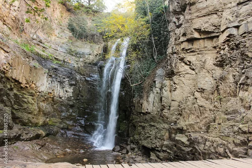 Obraz Siklawa w centrum mieście Tbilisi, Gruzja. Legvtakhevi Stara część miasta Tbilisi sprawiła, że kamienne ściany i piękno przyrody