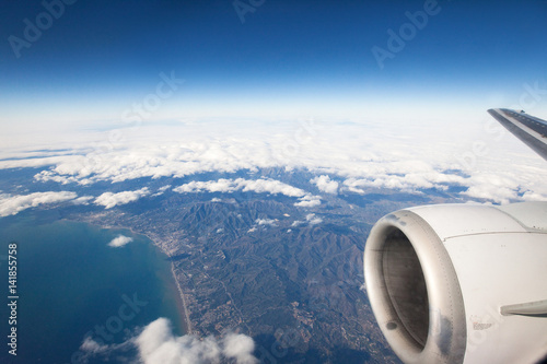 vue de la terre et du ciel de la fen  tre d un avion