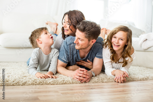 фотографія familie zu hause hat spaß