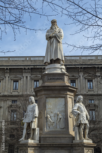 Denkmal für Leonardo da Vinci in Mailand, Italien photo