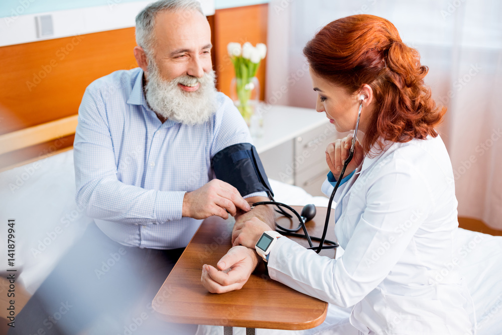 Obraz premium Doctor measuring pressure of patient