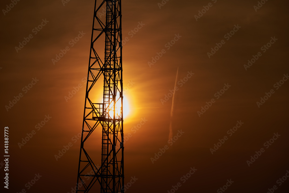 Promienie słońca z za stalowej wieży 