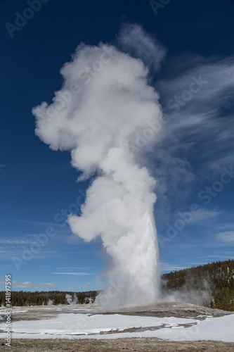 Old Faithful, The famous geyser attraction in Yellowstone known for its hot-water eruptions on a consistent schedule © Johannes Jensås