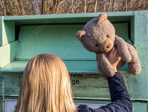 Frau spendet Teddybär