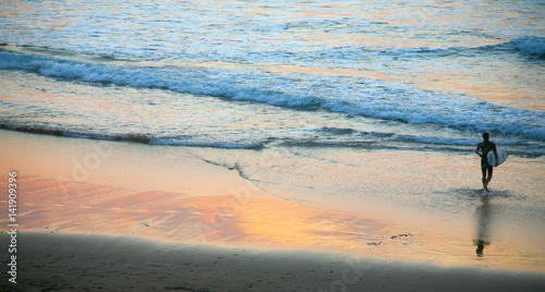 Canvas-taulu surf surfista metiendose en el agua atardecer país vasco 2858-f17