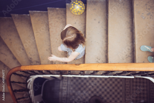 Enfant qui court dans un escalier