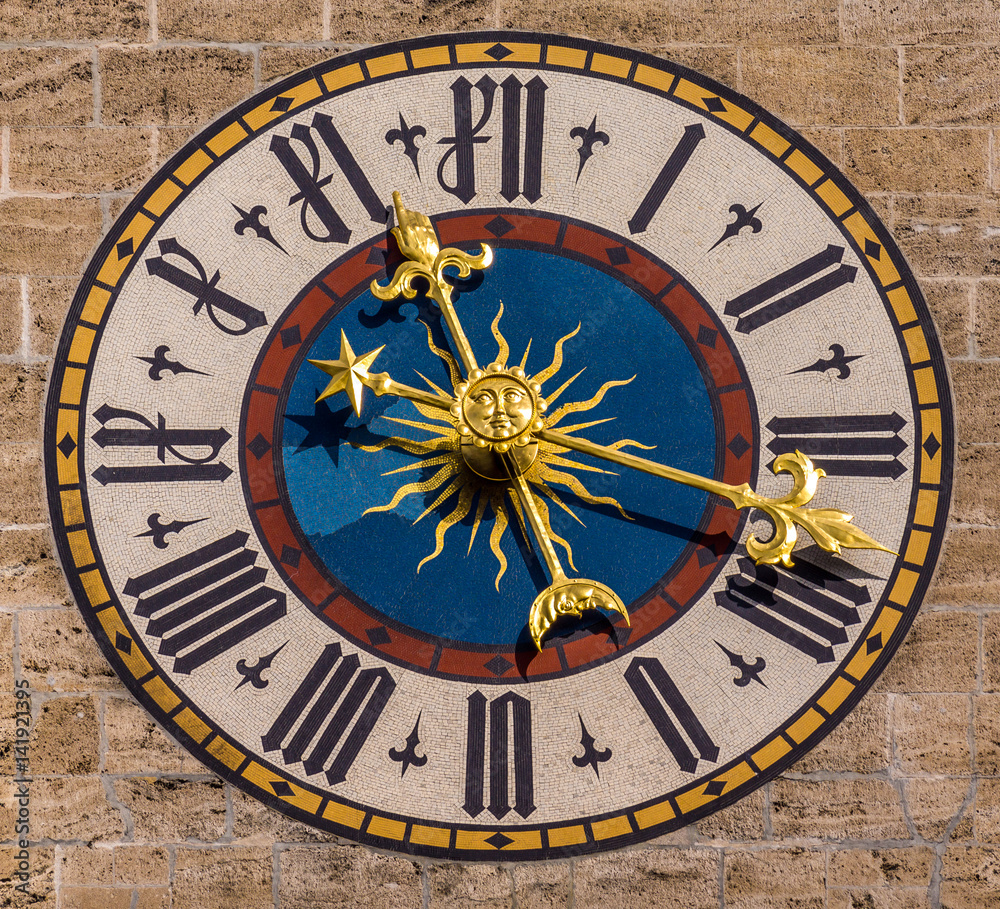 Historische Uhr mit Sonnensymbol