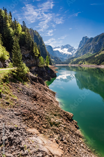 Fototapeta Naklejka Na Ścianę i Meble -  Blue sky and mountain lake in Gosau, Alps, Austria, Europe