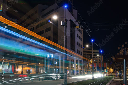 Rue et ville de Montpellier vue de nuit