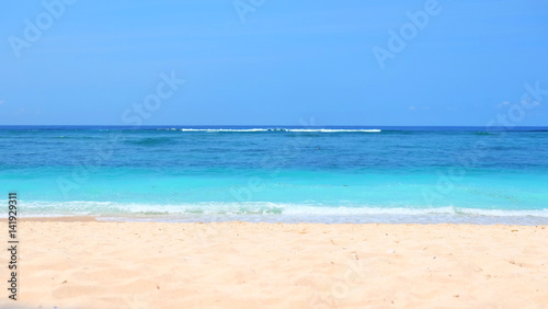 Fototapeta Tło plaży / Plaża jest formą terenu wzdłuż zbiornika wodnego. Zwykle składa się z luźnych cząstek, które często składają się ze skał, takich jak piasek, żwir, żwir, kamyczki