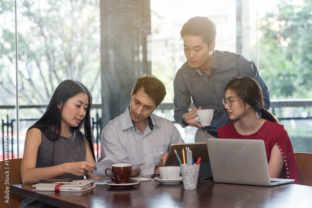 Obraz premium 4 people meeting in coffee shop, business casual conceptual