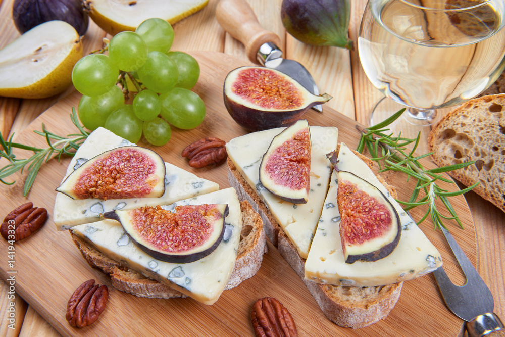 Bread with blue cheese and figs