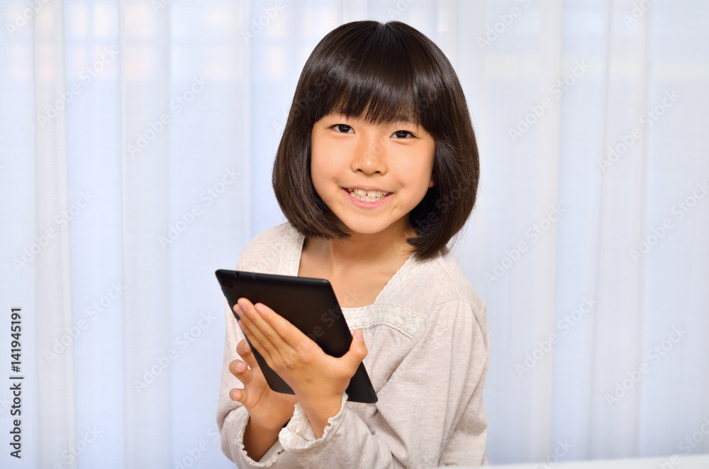 タブレットで遊ぶ女の子 タブレットで遊ぶ女の子