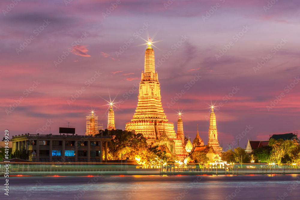 Obraz premium Wat arun night view temple in bangkok, Thailand