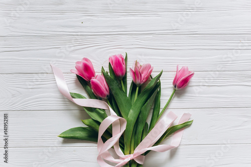 Fototapeta Naklejka Na Ścianę i Meble -  Fresh tulips on a white wooden background for Mother's Day.