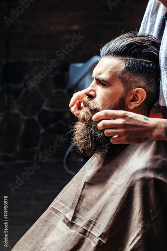 Cuadro en lienzo Bearded man getting long beard styling