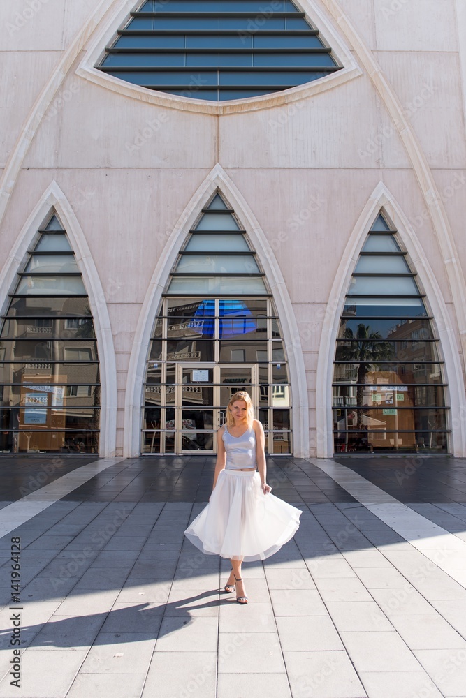 Obraz premium Pretty blonde woman outdoors