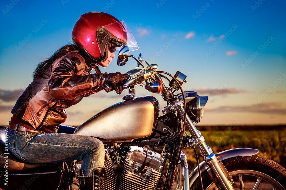 Obraz premium Biker girl on a motorcycle