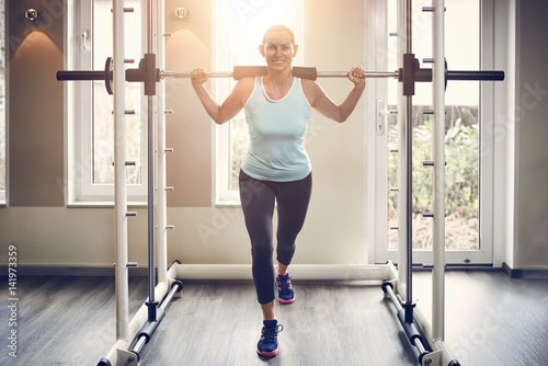 Attraktive blonde Frau trainiert mit Gewichten