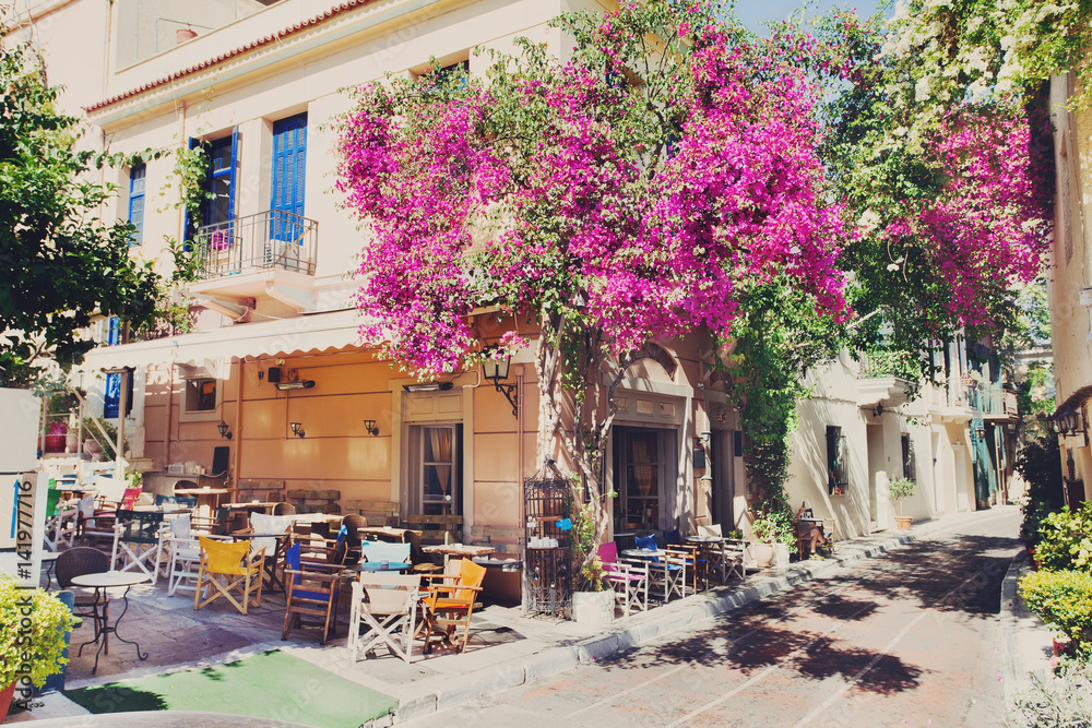 Fototapeta Urocza ulica w starej dzielnicy Plaka w Atenach, Grecja