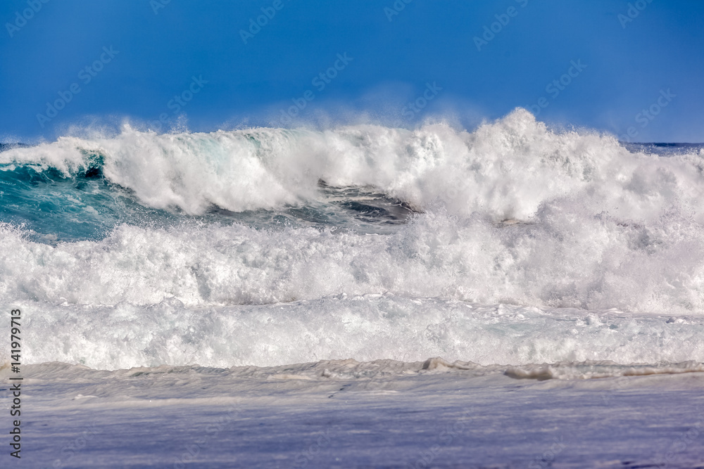 mer déchaînée, puissantes vagues, plage de l'Etang-Salé-les-Bains, île de la Réunion 