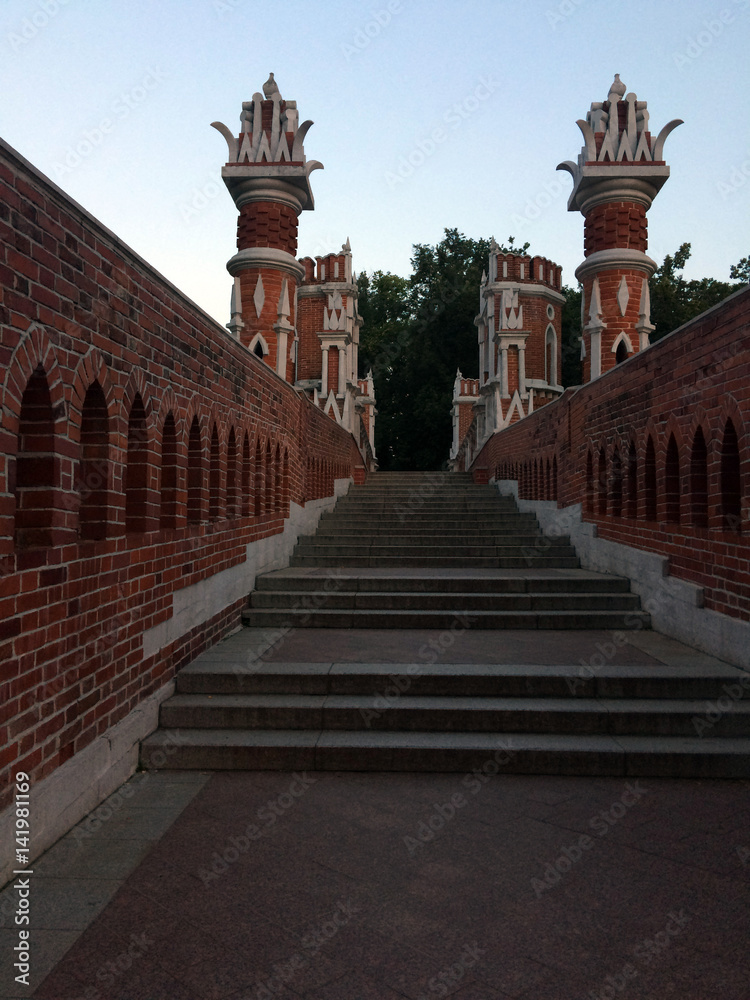 Obraz premium old brick bridge in a Park in Moscow