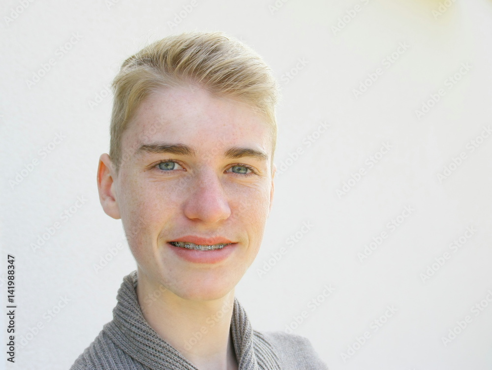 portrait adolescent 15 ans,blond,heureux,sourire foto de Stock | Adobe