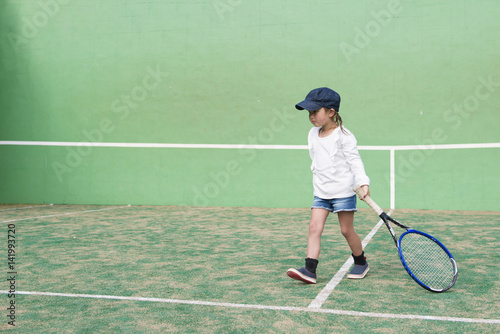 テニスをする女の子 © hakase420
