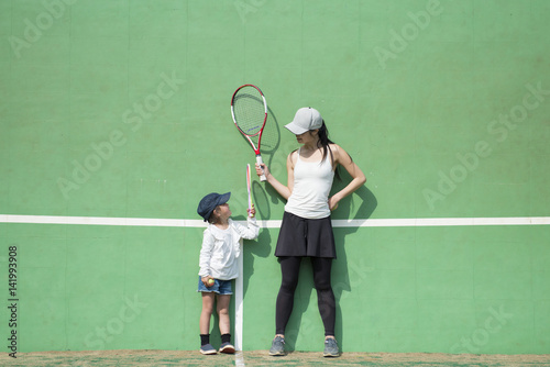 テニスをする母と娘 © hakase420