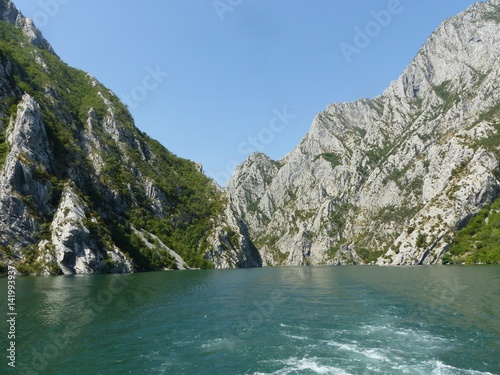Fototapeta Naklejka Na Ścianę i Meble -  Traversata del lago di Koman in Albania.