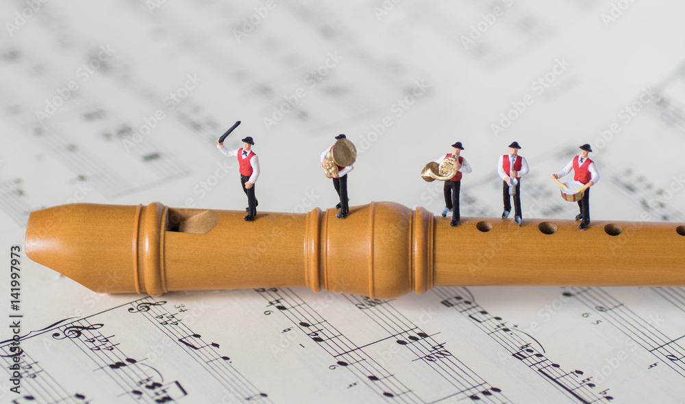 Miniaturmusiker spielen auf einer Blockflöte