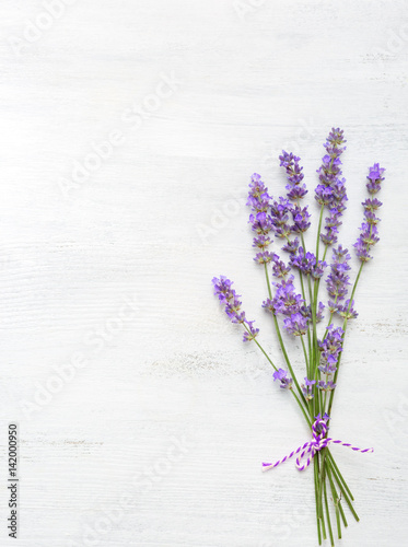 Fototapeta Naklejka Na Ścianę i Meble -  Few sprigs of lavender on  wooden background.