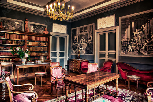 CHATEAU DE GARREVAQUES - Salon rouge -